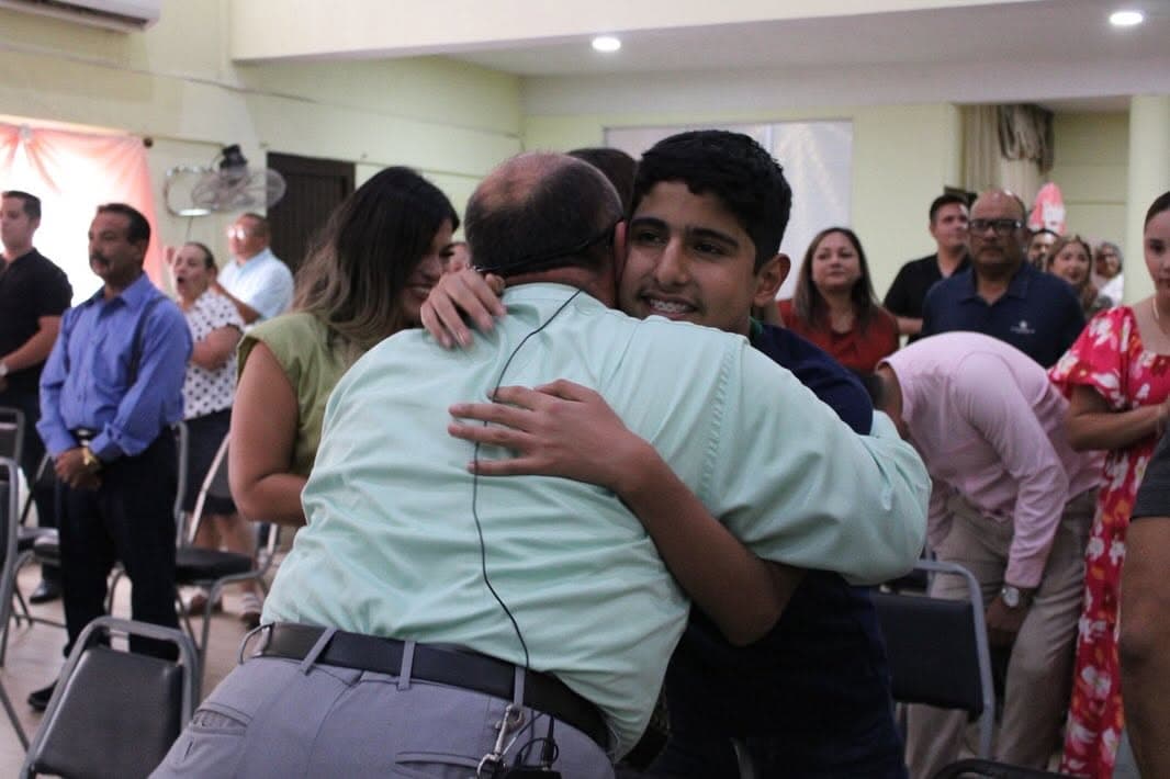Abrazo de restauración en la iglesia